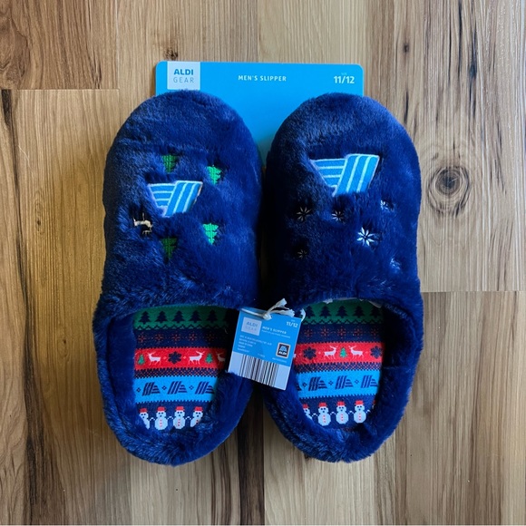 NWT Aldi Gear Slippers Shoes Size 11/12 Men’s Snowflakes Trees Logo Holiday Navy - Picture 2 of 6